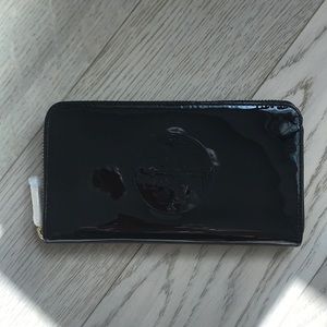 Tory Burch Patent leather black zip wallet